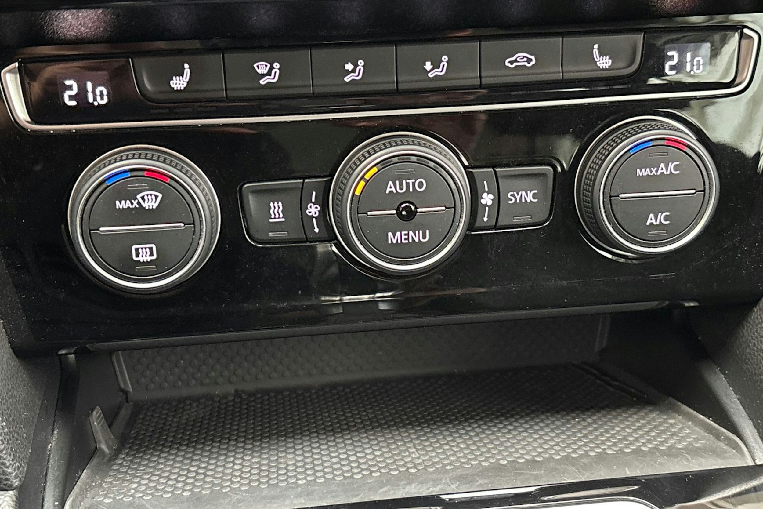 Valkoinen Volkswagen Passat 2020 kuva 28.