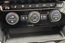 Valkoinen Volkswagen Passat 2020 kuva 28.