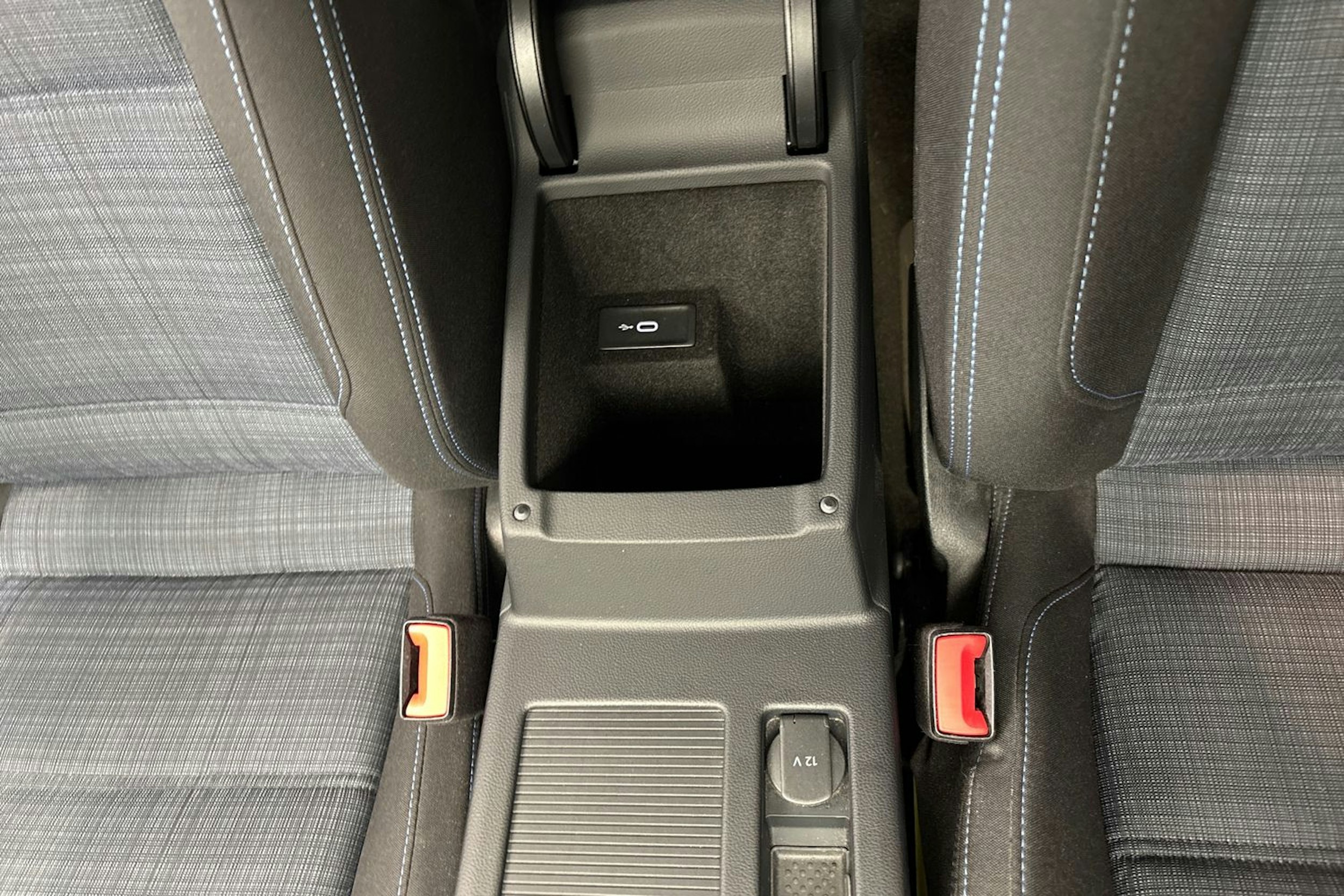 Valkoinen Volkswagen Passat 2020 kuva 30.