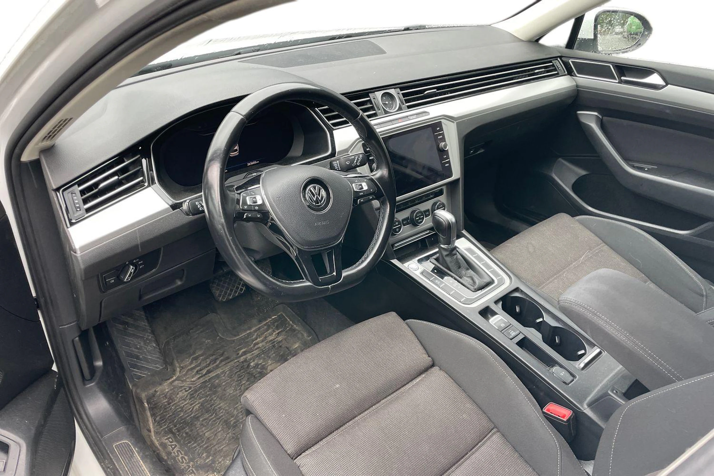 valkoinen Volkswagen Passat 2019 kuva 3.