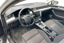 valkoinen Volkswagen Passat 2019 kuva 3.