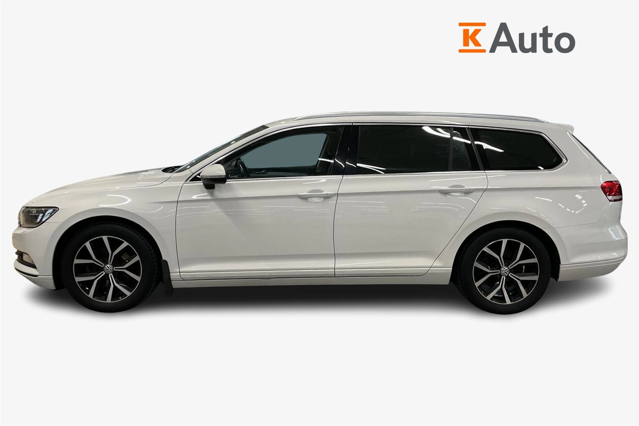 valkoinen Volkswagen Passat 2019 kuva 5.