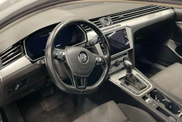 valkoinen Volkswagen Passat 2019 kuva 6.