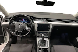 valkoinen Volkswagen Passat 2019 kuva 7.