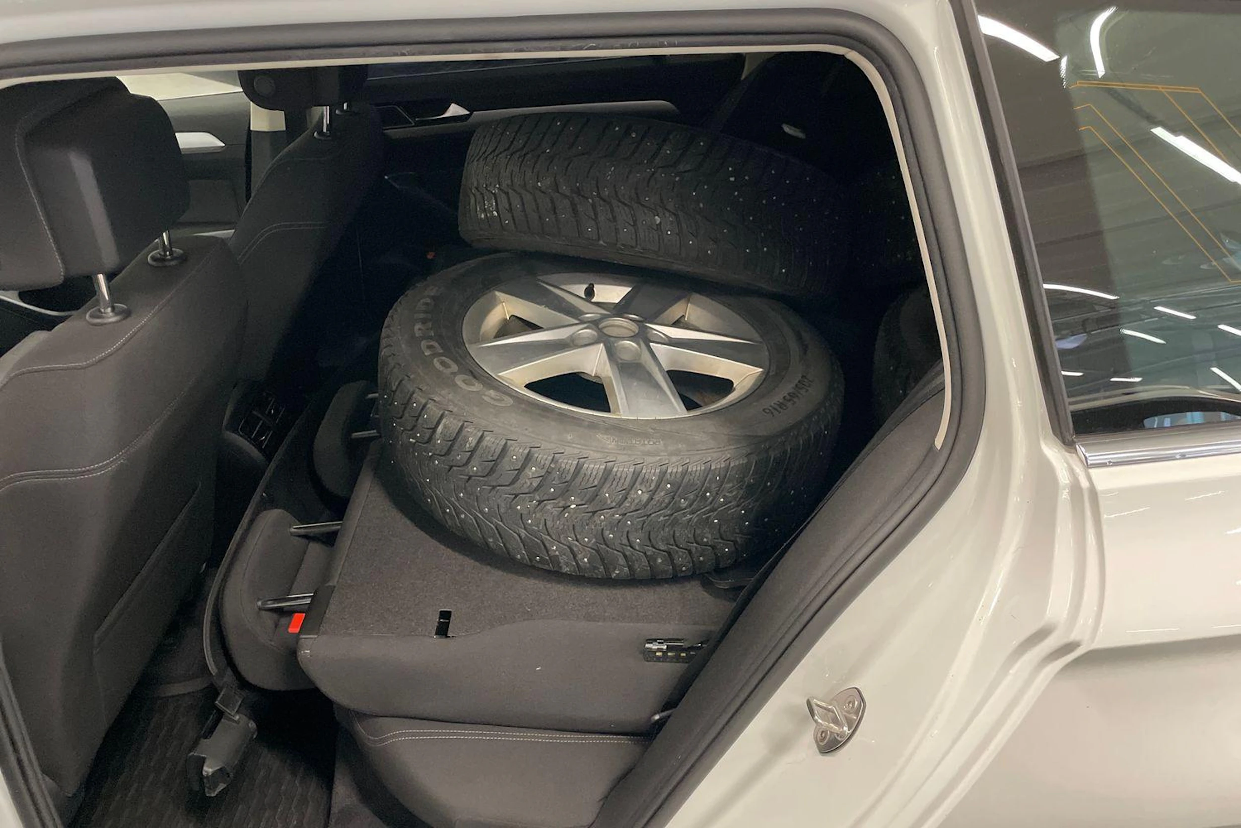 valkoinen Volkswagen Passat 2019 kuva 8.