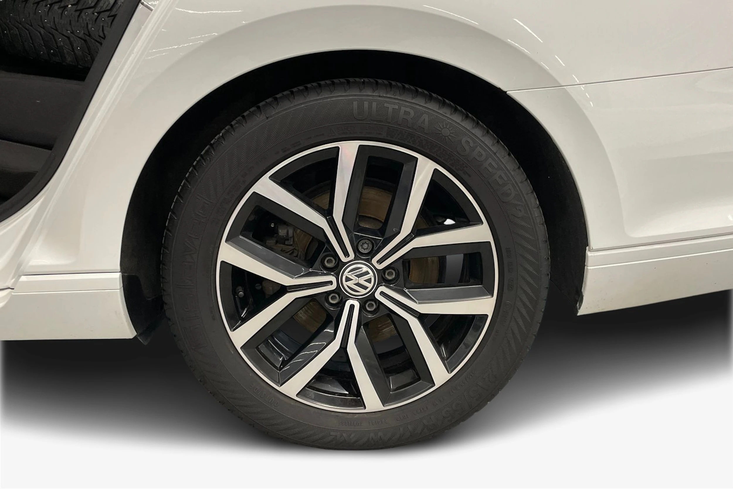 valkoinen Volkswagen Passat 2019 kuva 9.