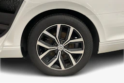 valkoinen Volkswagen Passat 2019 kuva 9.