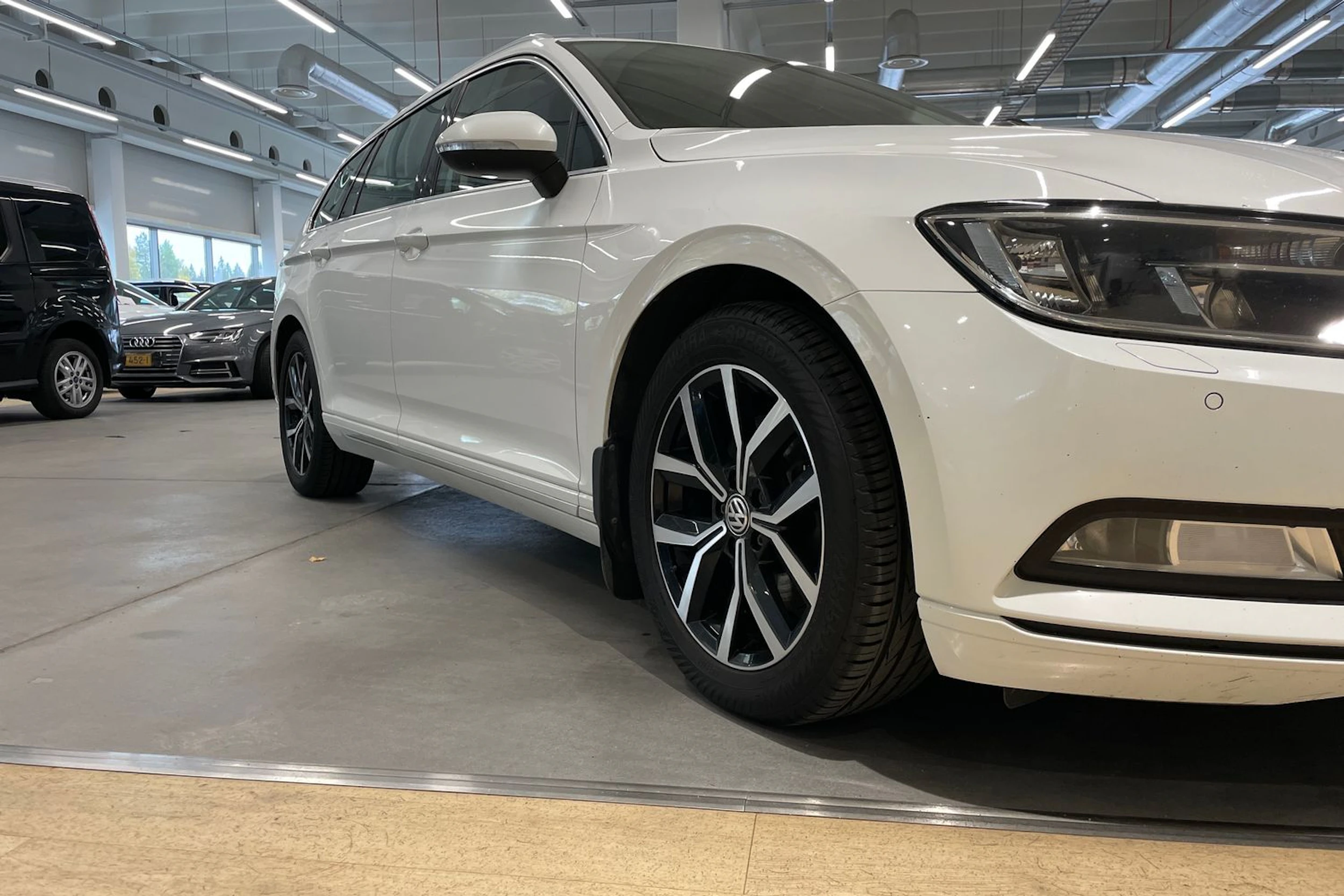 valkoinen Volkswagen Passat 2019 kuva 12.