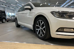 valkoinen Volkswagen Passat 2019 kuva 12.