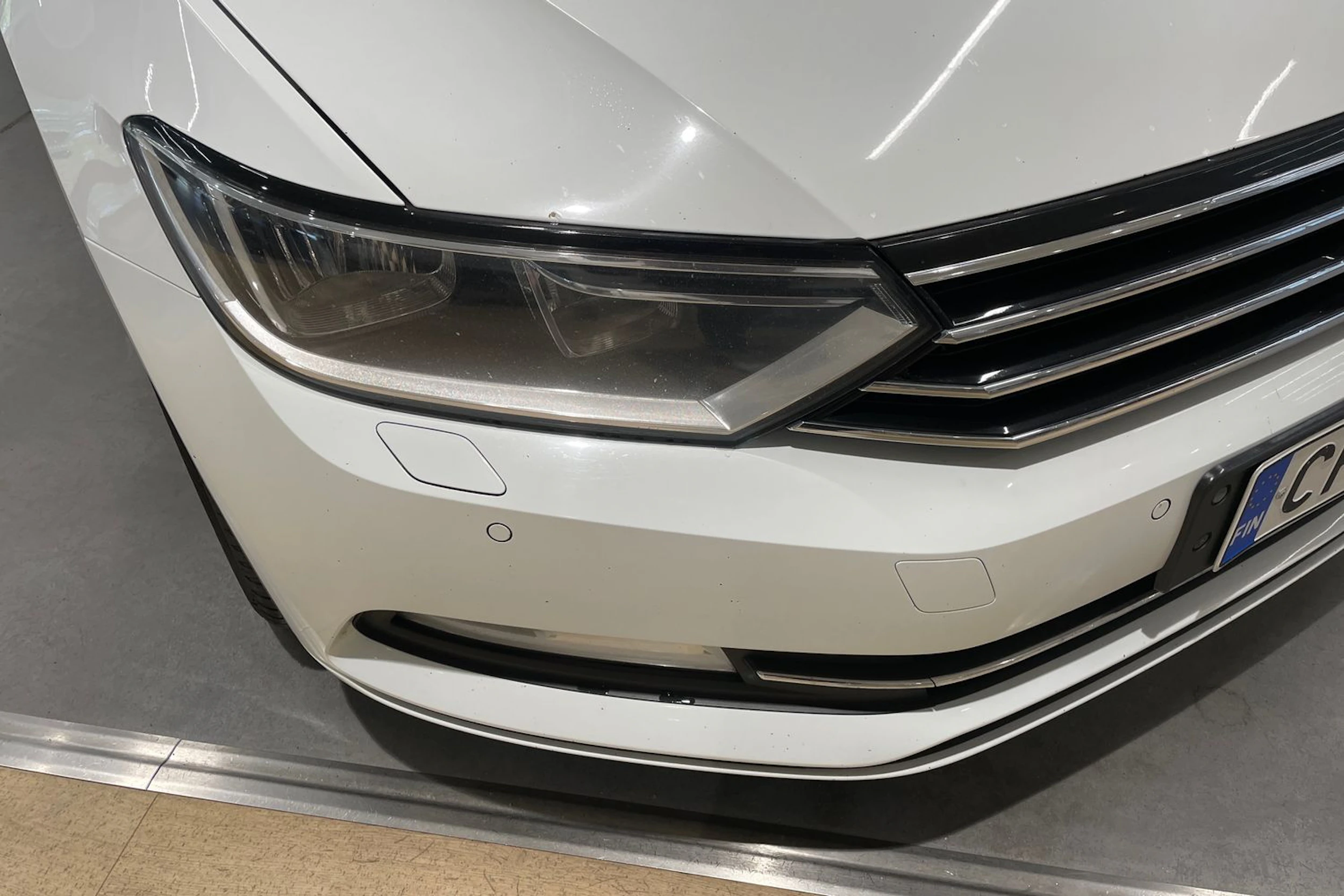 valkoinen Volkswagen Passat 2019 kuva 13.
