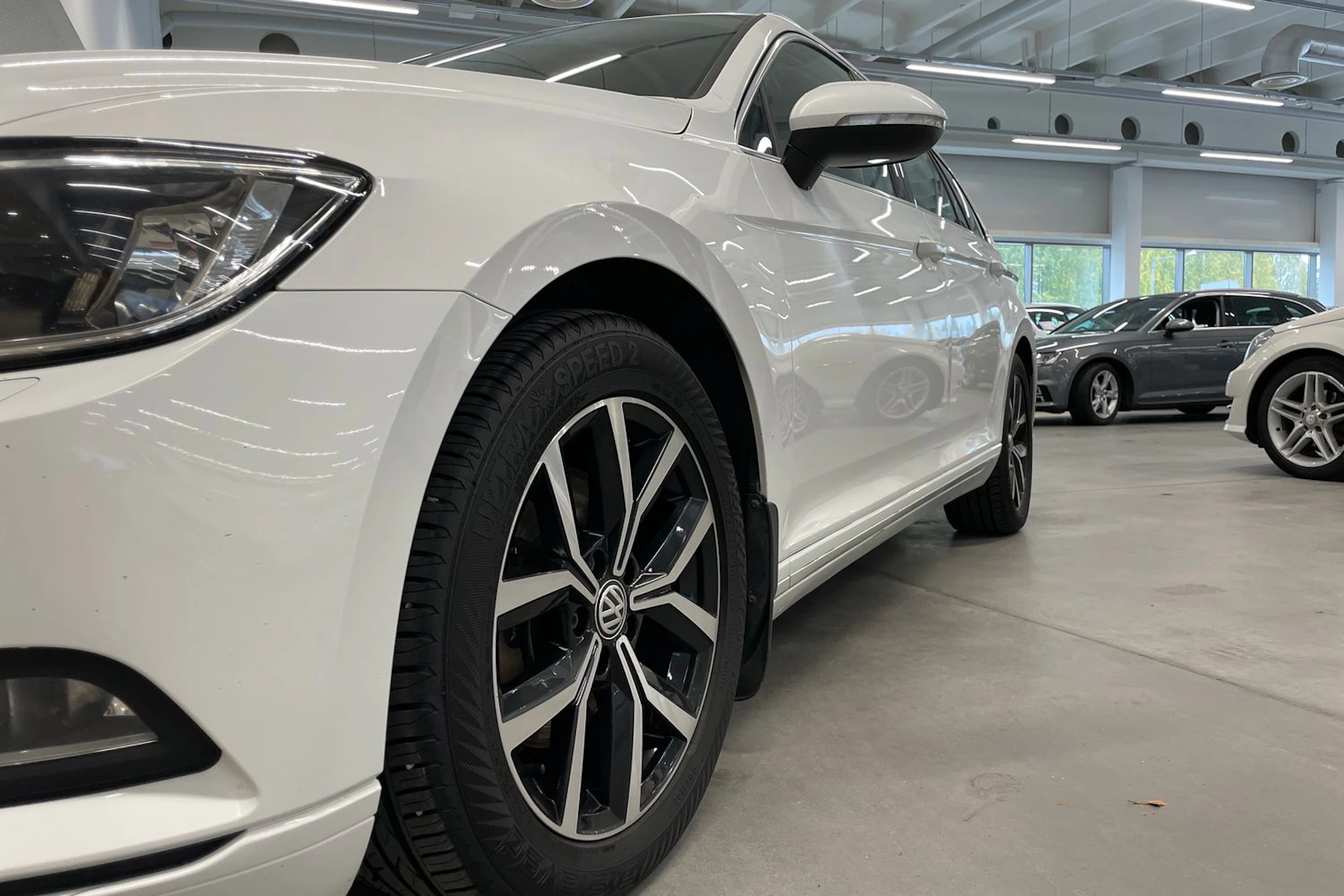 valkoinen Volkswagen Passat 2019 kuva 15.