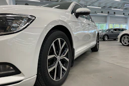valkoinen Volkswagen Passat 2019 kuva 15.