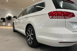 valkoinen Volkswagen Passat 2019 kuva 16.