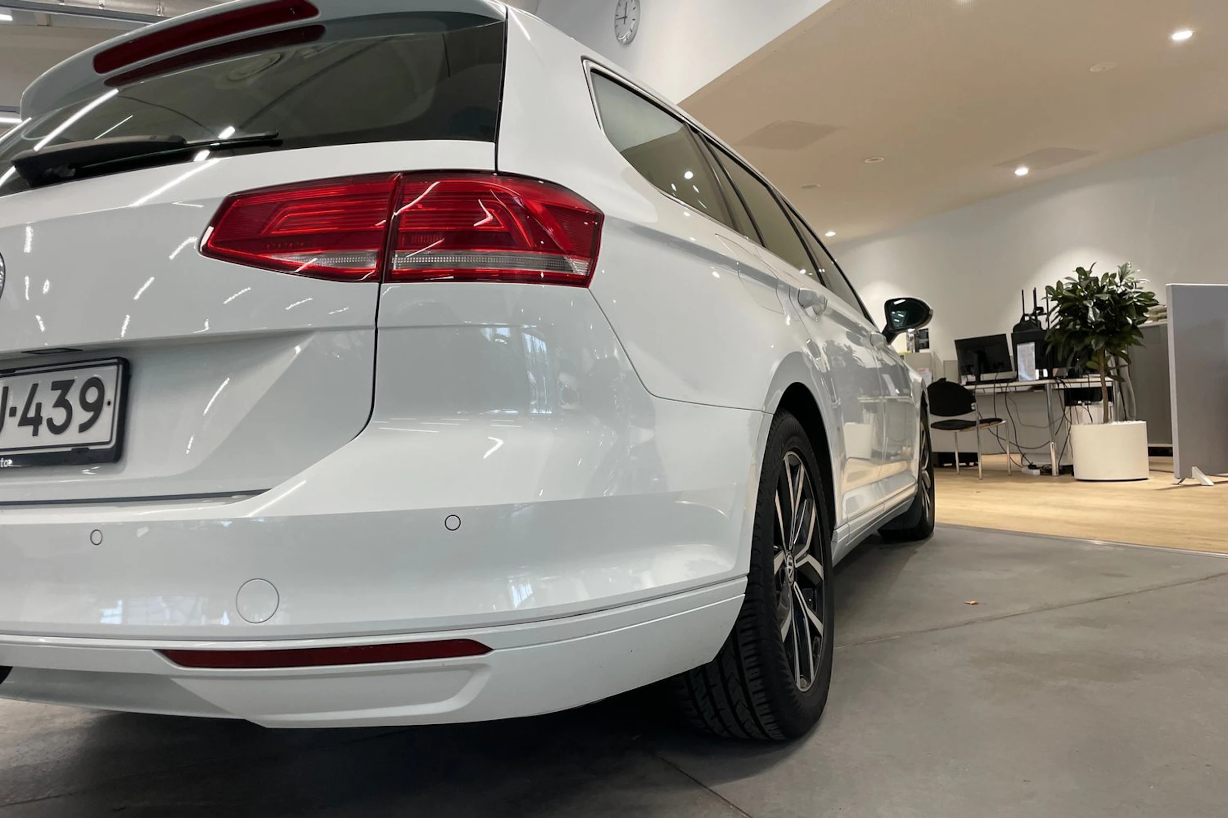 valkoinen Volkswagen Passat 2019 kuva 17.