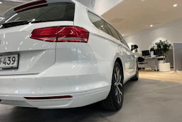 valkoinen Volkswagen Passat 2019 kuva 17.