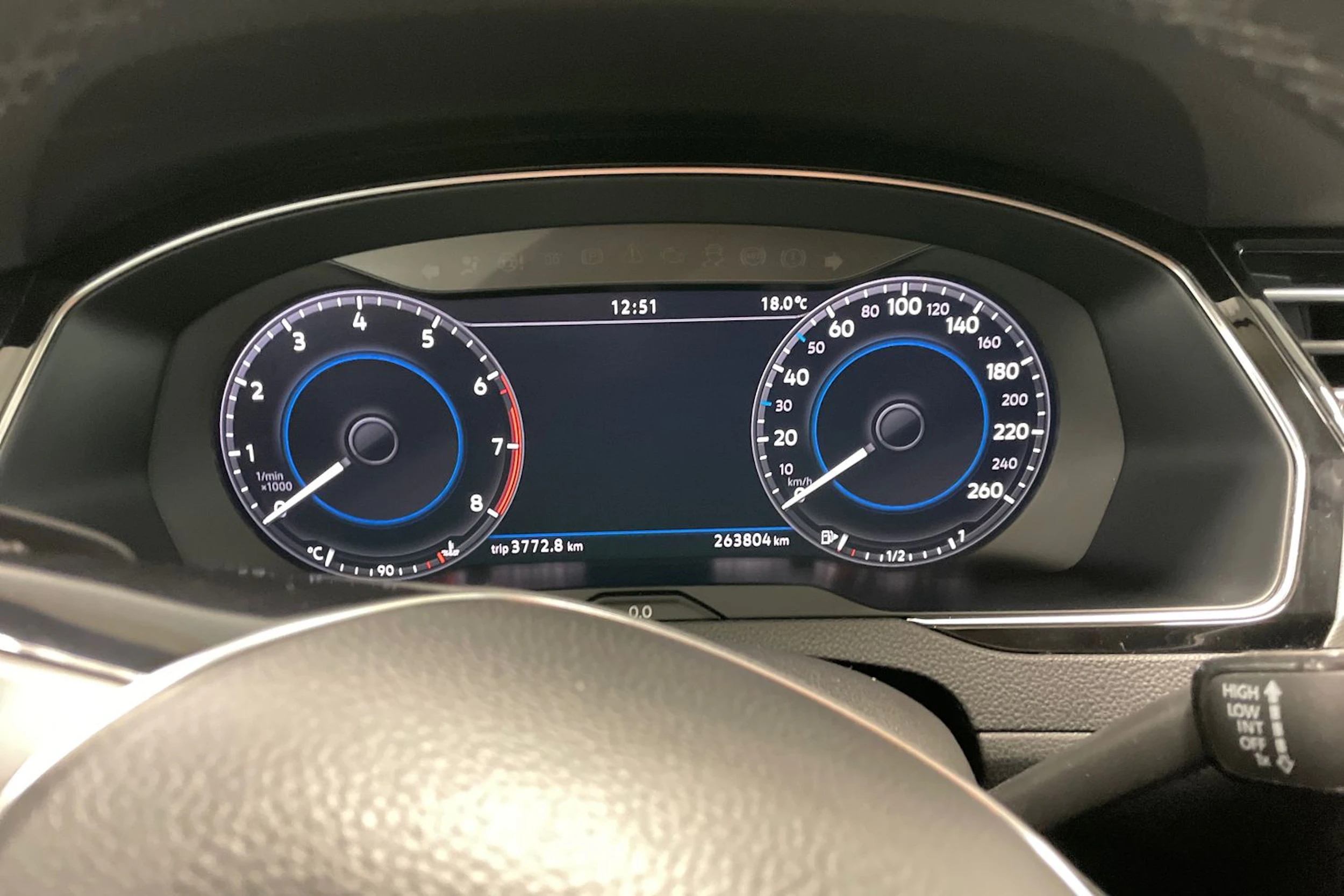 valkoinen Volkswagen Passat 2019 kuva 18.