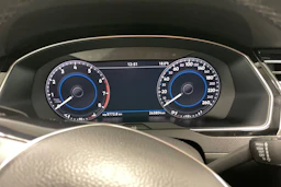 valkoinen Volkswagen Passat 2019 kuva 18.