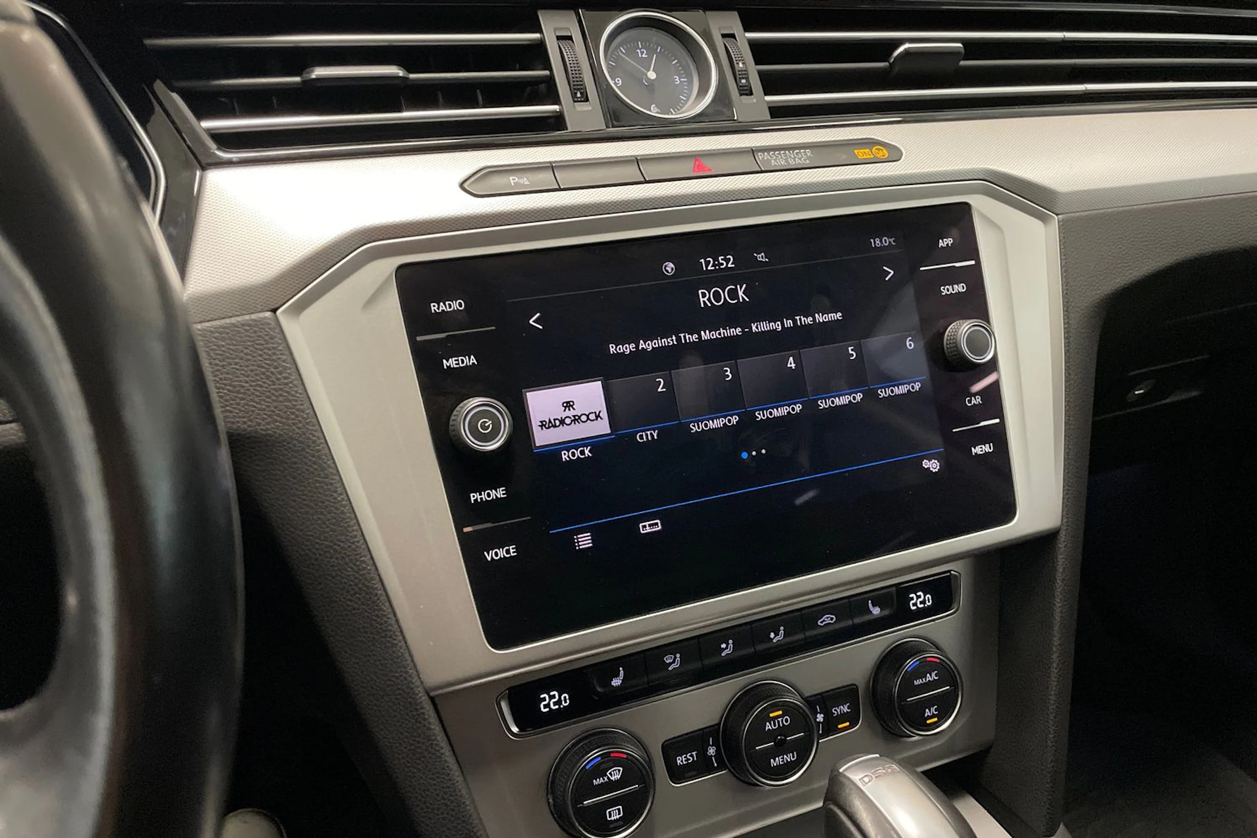 valkoinen Volkswagen Passat 2019 kuva 19.