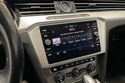 valkoinen Volkswagen Passat 2019 kuva 19.