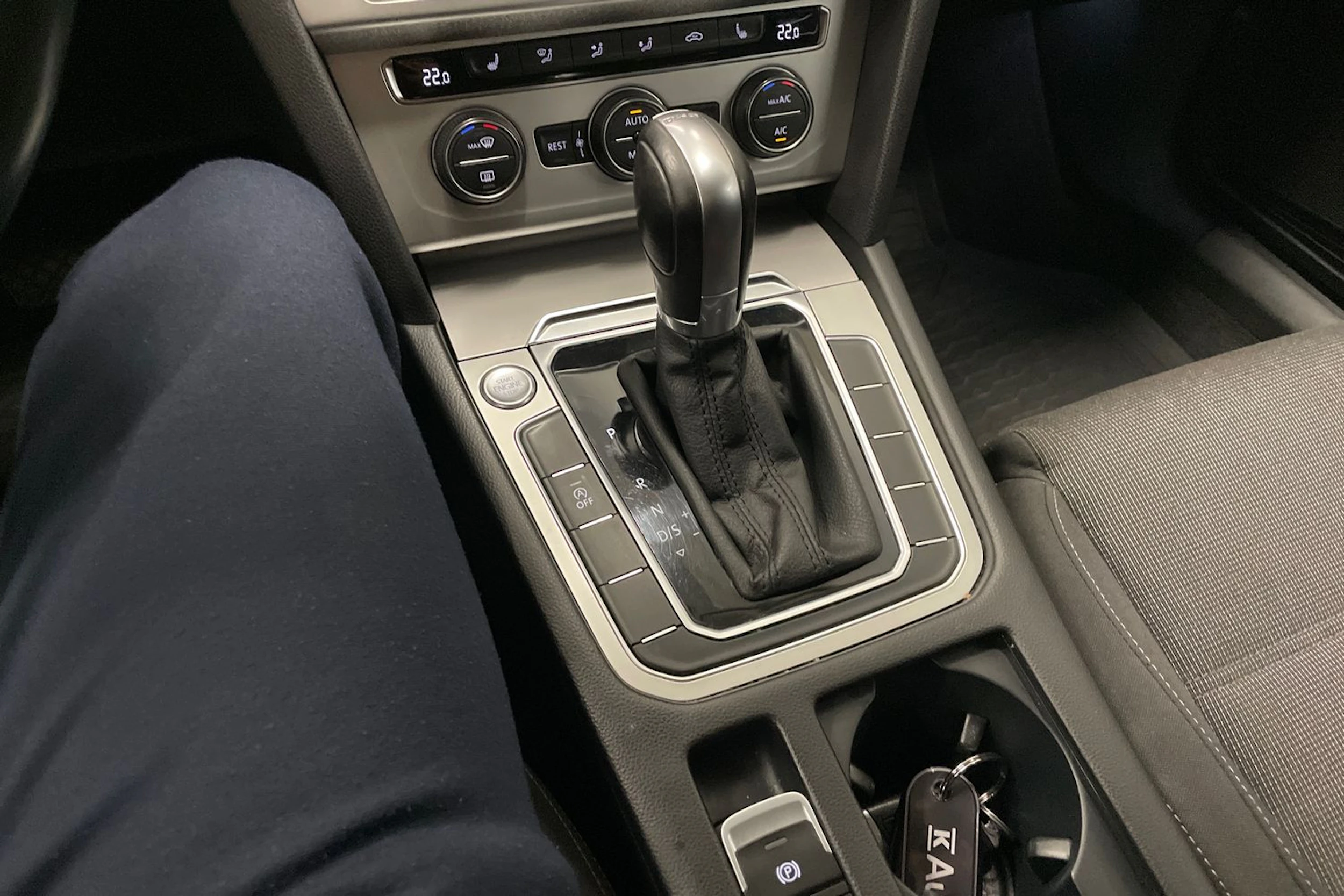 valkoinen Volkswagen Passat 2019 kuva 20.