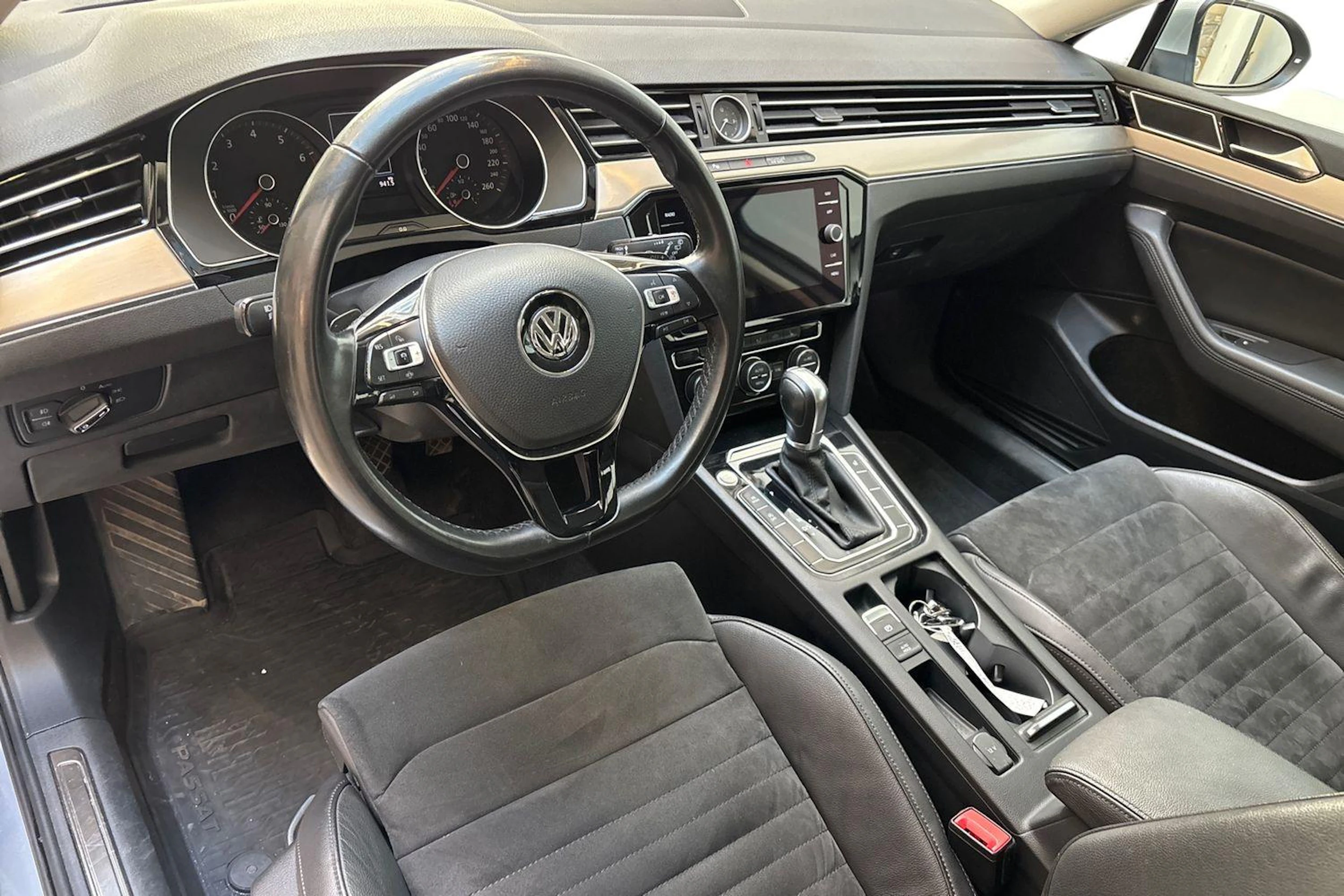 sininen Volkswagen Passat 2019 kuva 6.