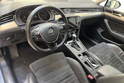 sininen Volkswagen Passat 2019 kuva 6.