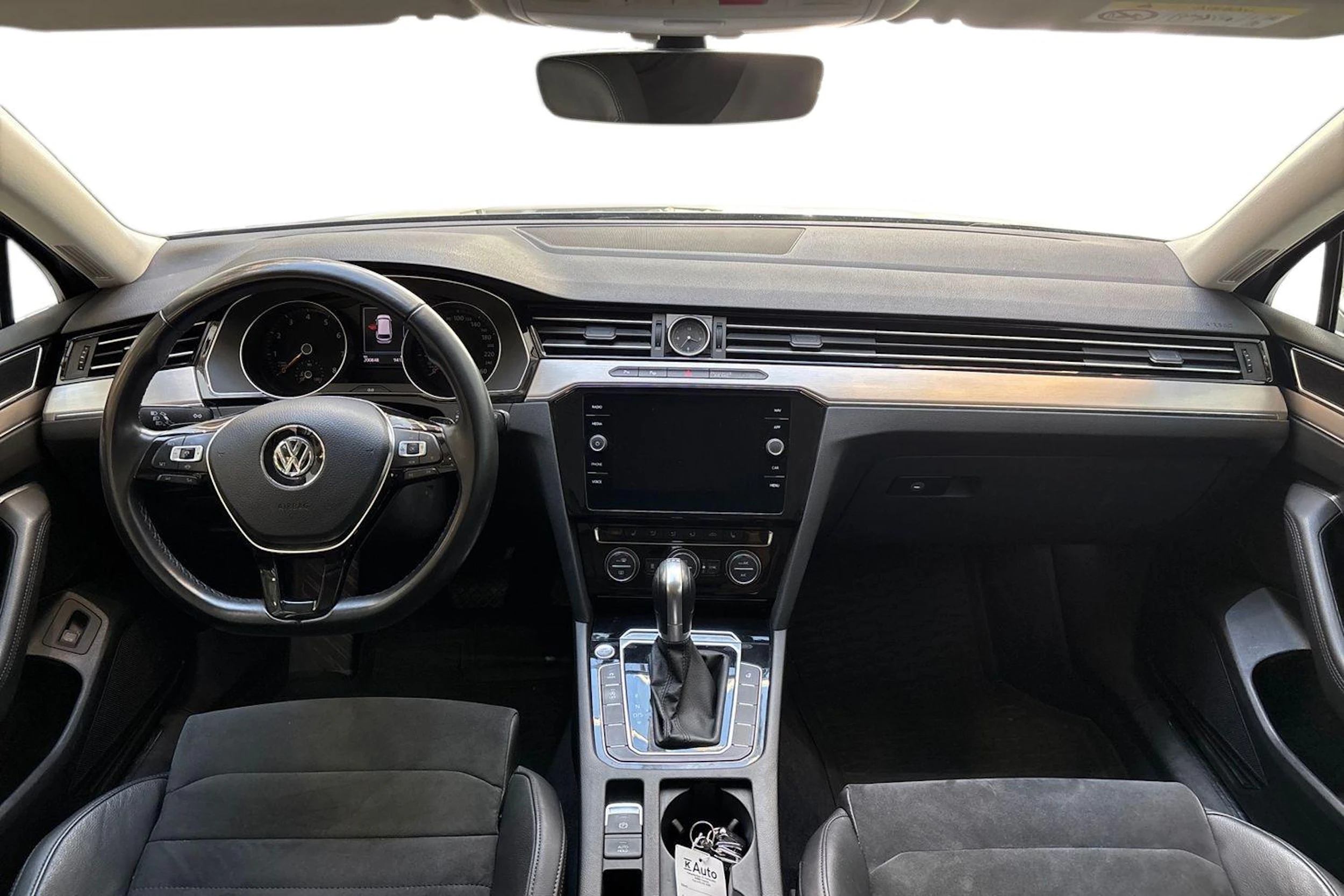 sininen Volkswagen Passat 2019 kuva 7.
