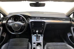 sininen Volkswagen Passat 2019 kuva 7.