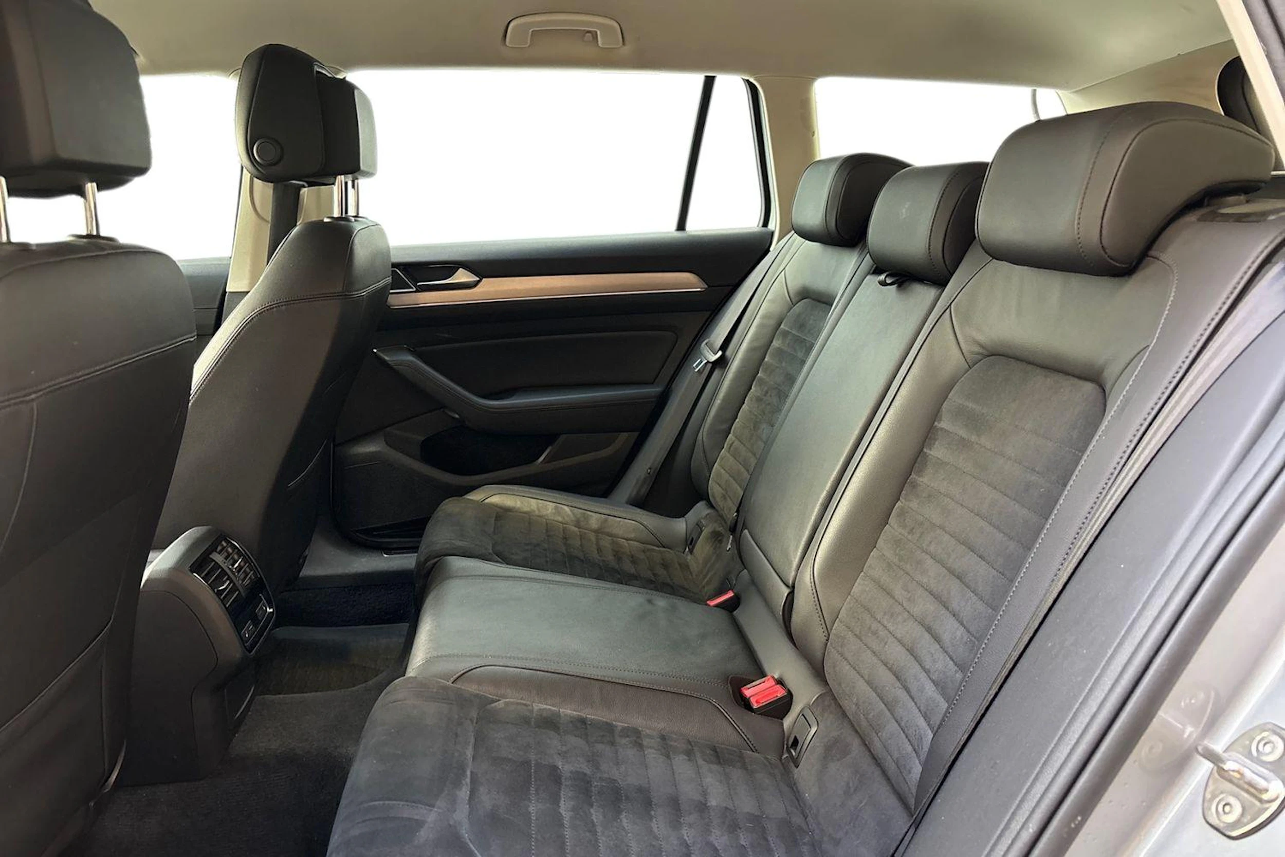 sininen Volkswagen Passat 2019 kuva 8.