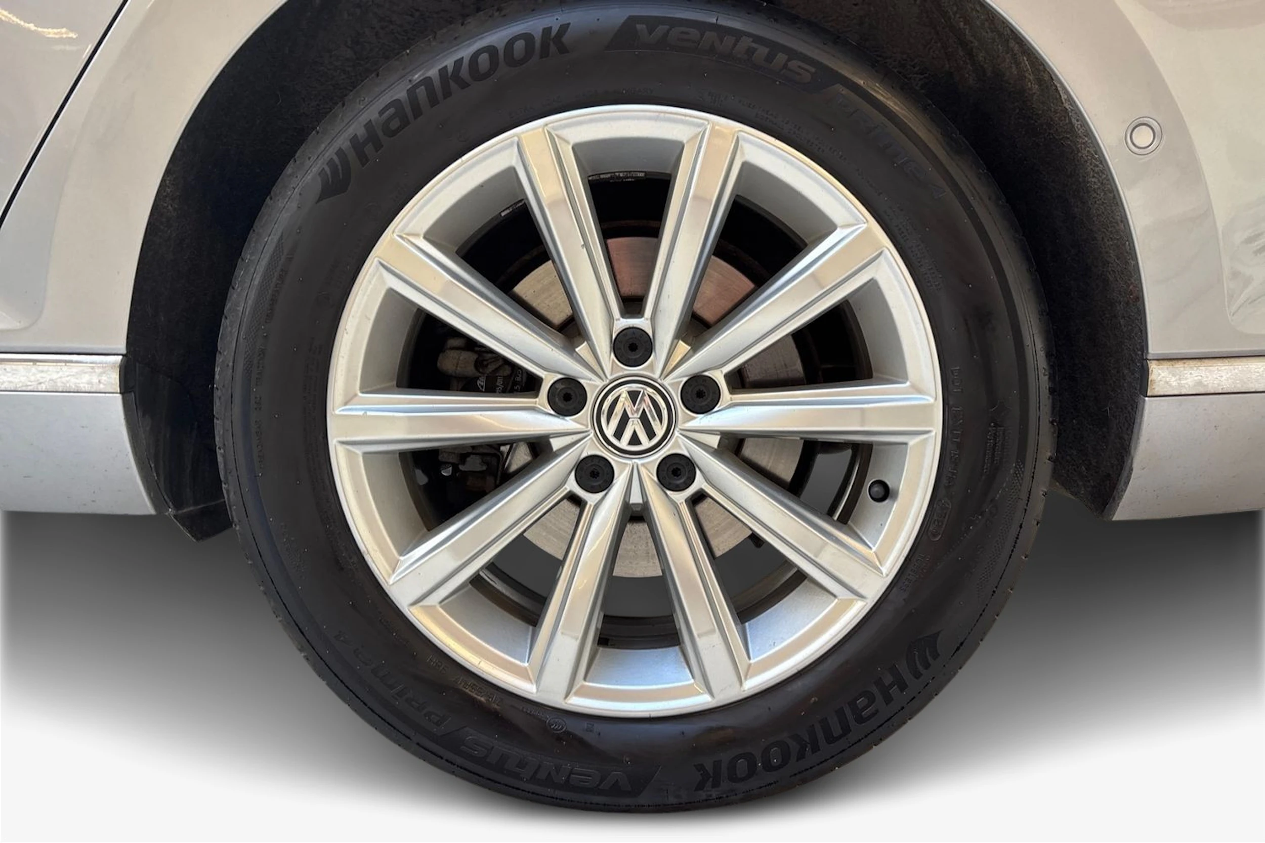 sininen Volkswagen Passat 2019 kuva 9.
