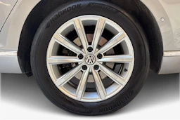 sininen Volkswagen Passat 2019 kuva 9.