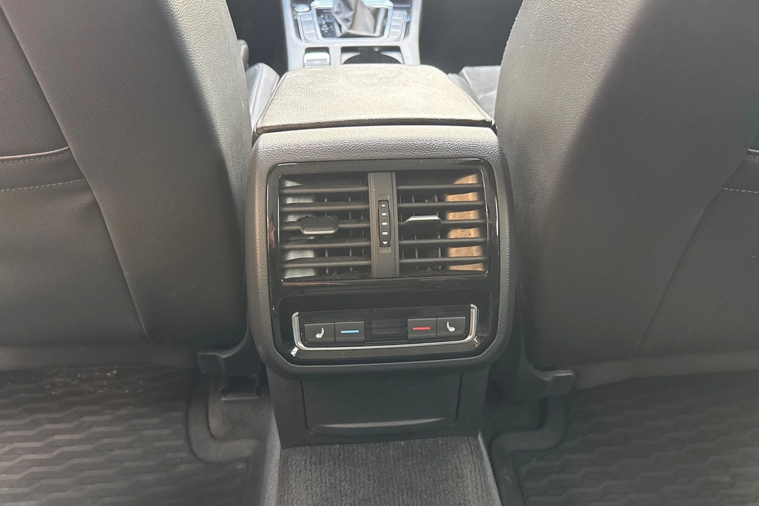sininen Volkswagen Passat 2019 kuva 13.