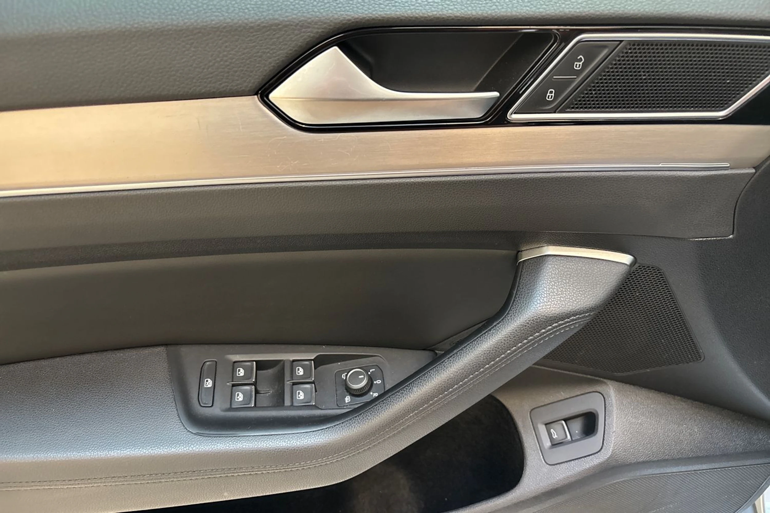 sininen Volkswagen Passat 2019 kuva 14.