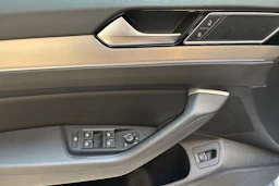 sininen Volkswagen Passat 2019 kuva 14.