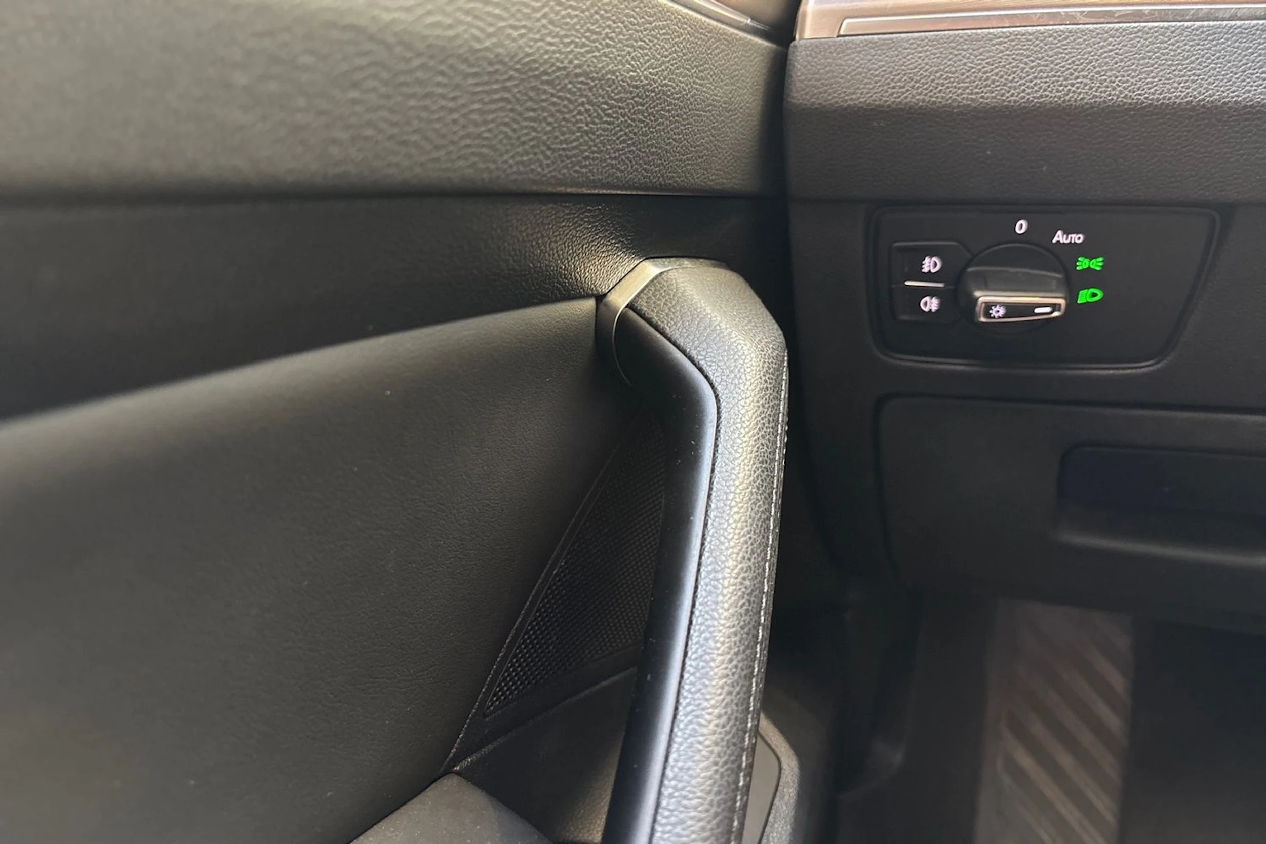 sininen Volkswagen Passat 2019 kuva 15.