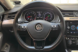 sininen Volkswagen Passat 2019 kuva 16.