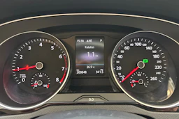 sininen Volkswagen Passat 2019 kuva 17.