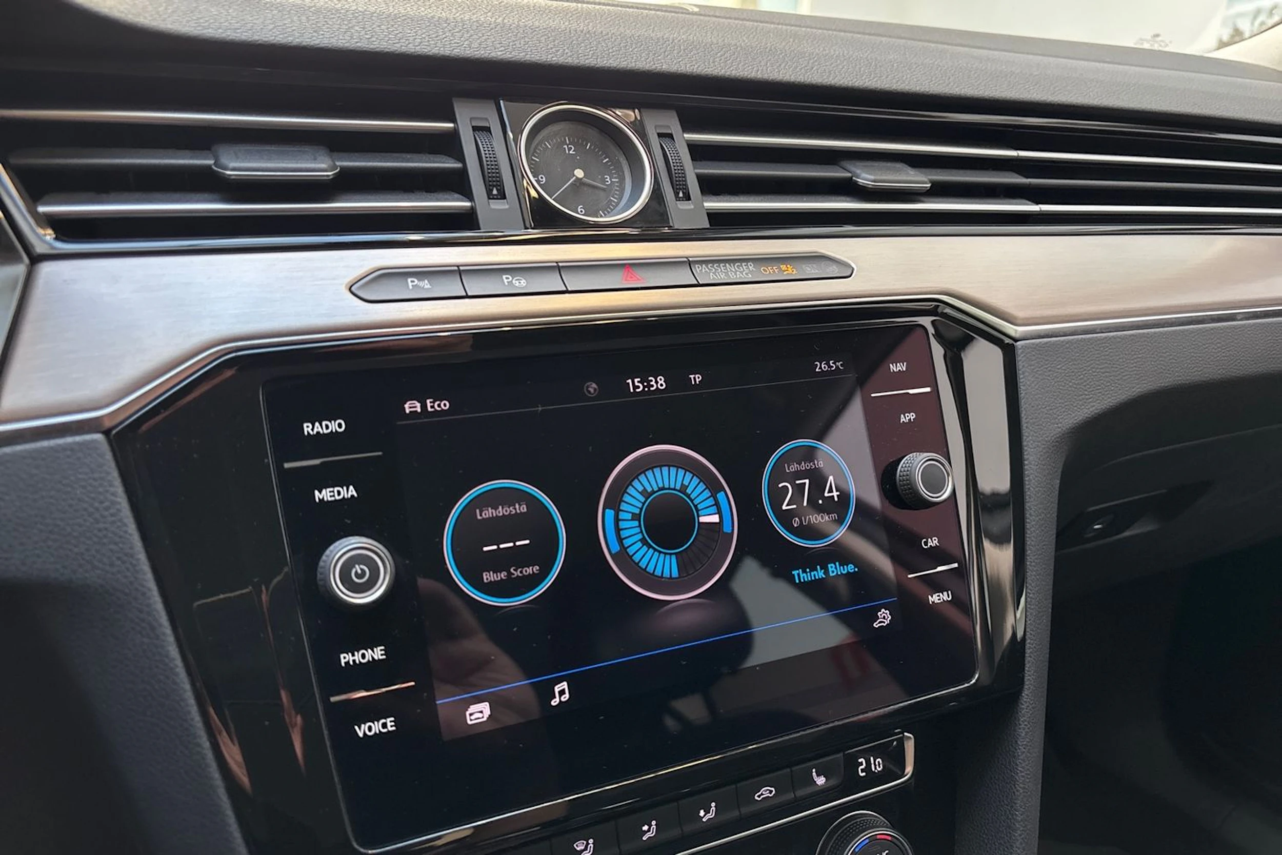 sininen Volkswagen Passat 2019 kuva 18.