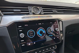 sininen Volkswagen Passat 2019 kuva 18.