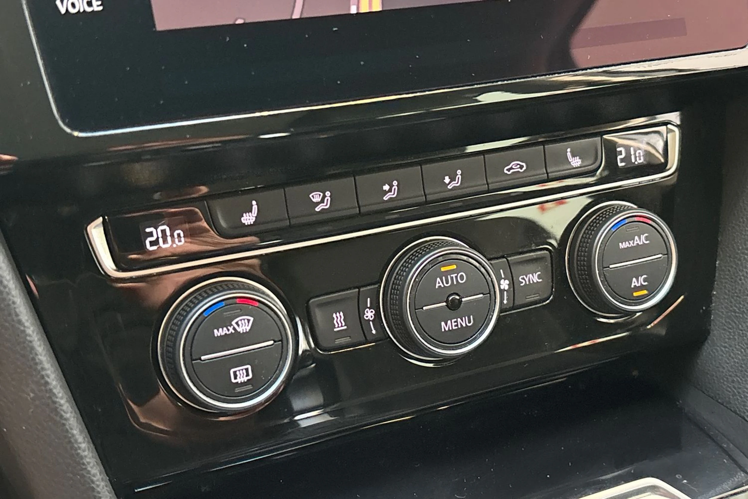 sininen Volkswagen Passat 2019 kuva 21.