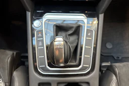 sininen Volkswagen Passat 2019 kuva 22.