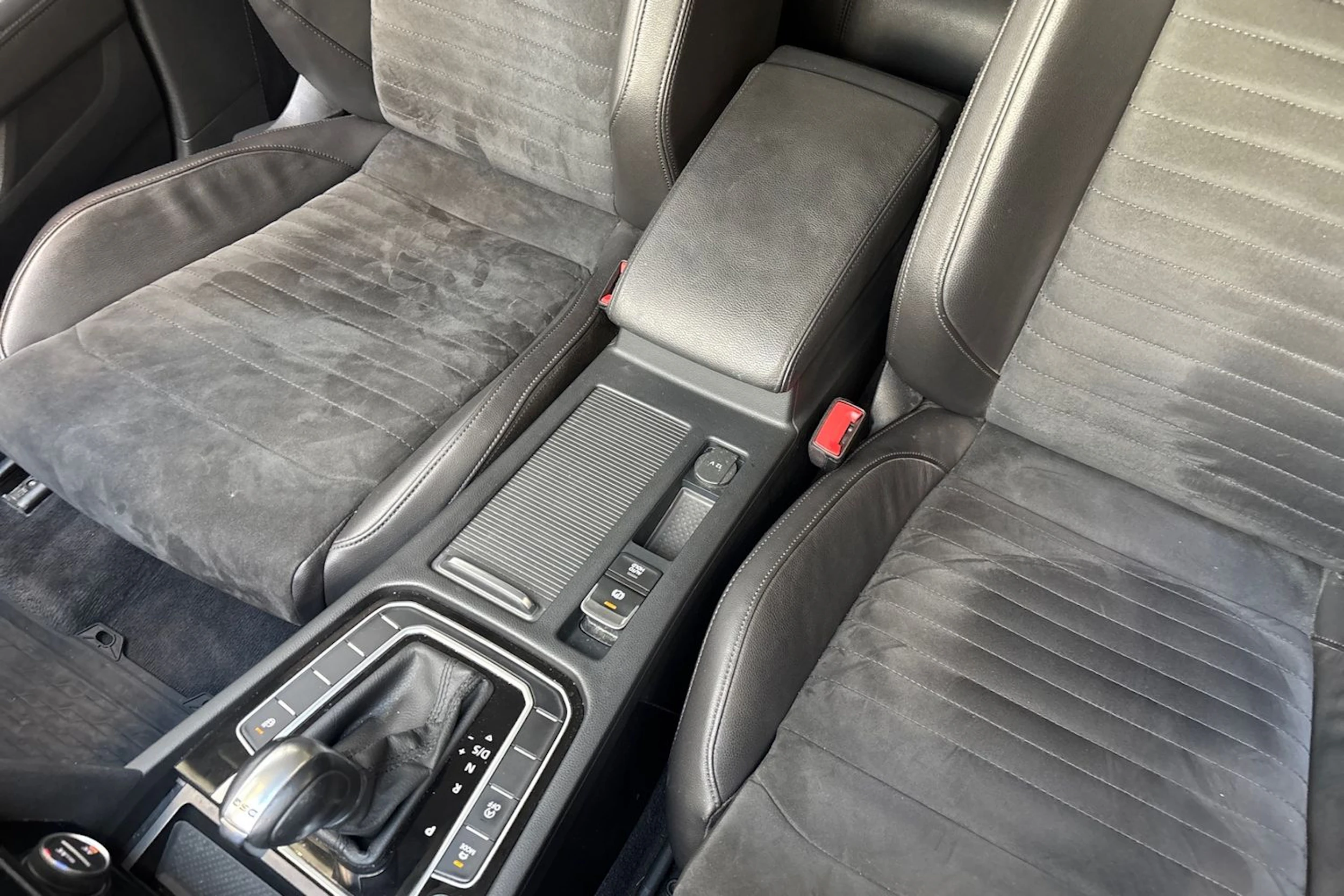 sininen Volkswagen Passat 2019 kuva 24.