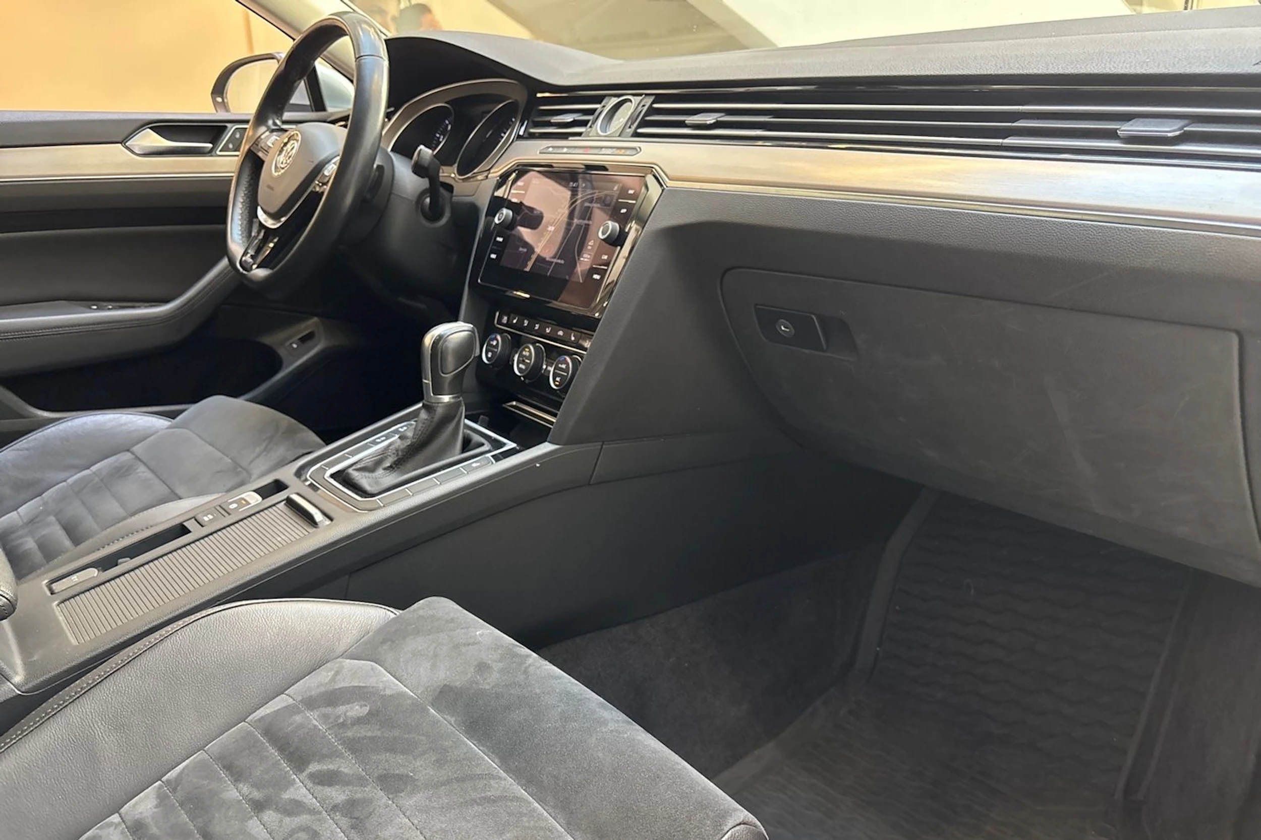 sininen Volkswagen Passat 2019 kuva 25.