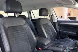 sininen Volkswagen Passat 2019 kuva 26.