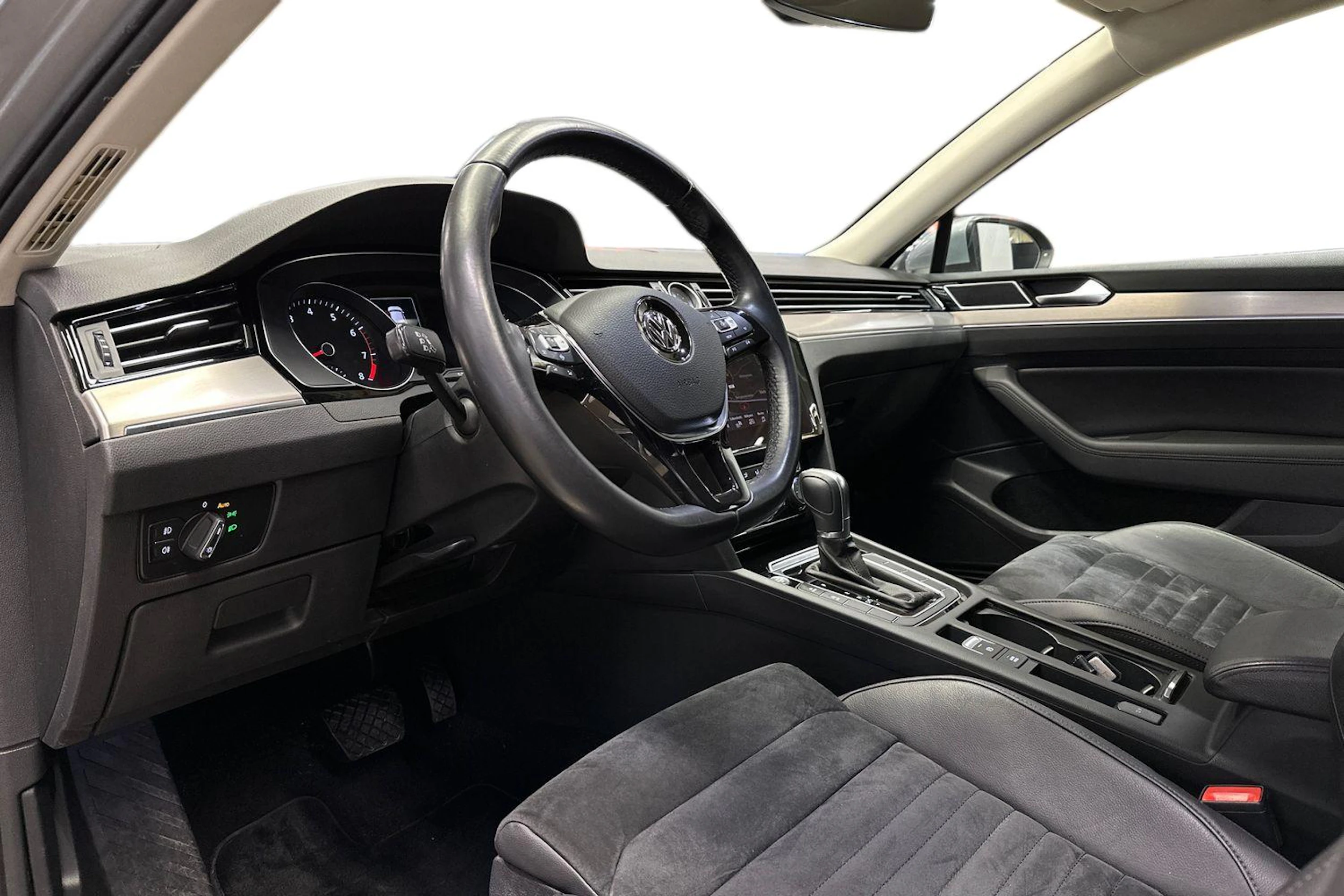 sininen Volkswagen Passat 2019 kuva 6.