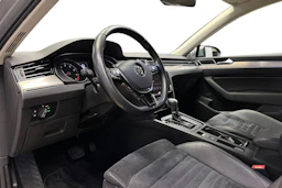 sininen Volkswagen Passat 2019 kuva 6.