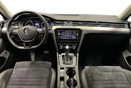 sininen Volkswagen Passat 2019 kuva 7.