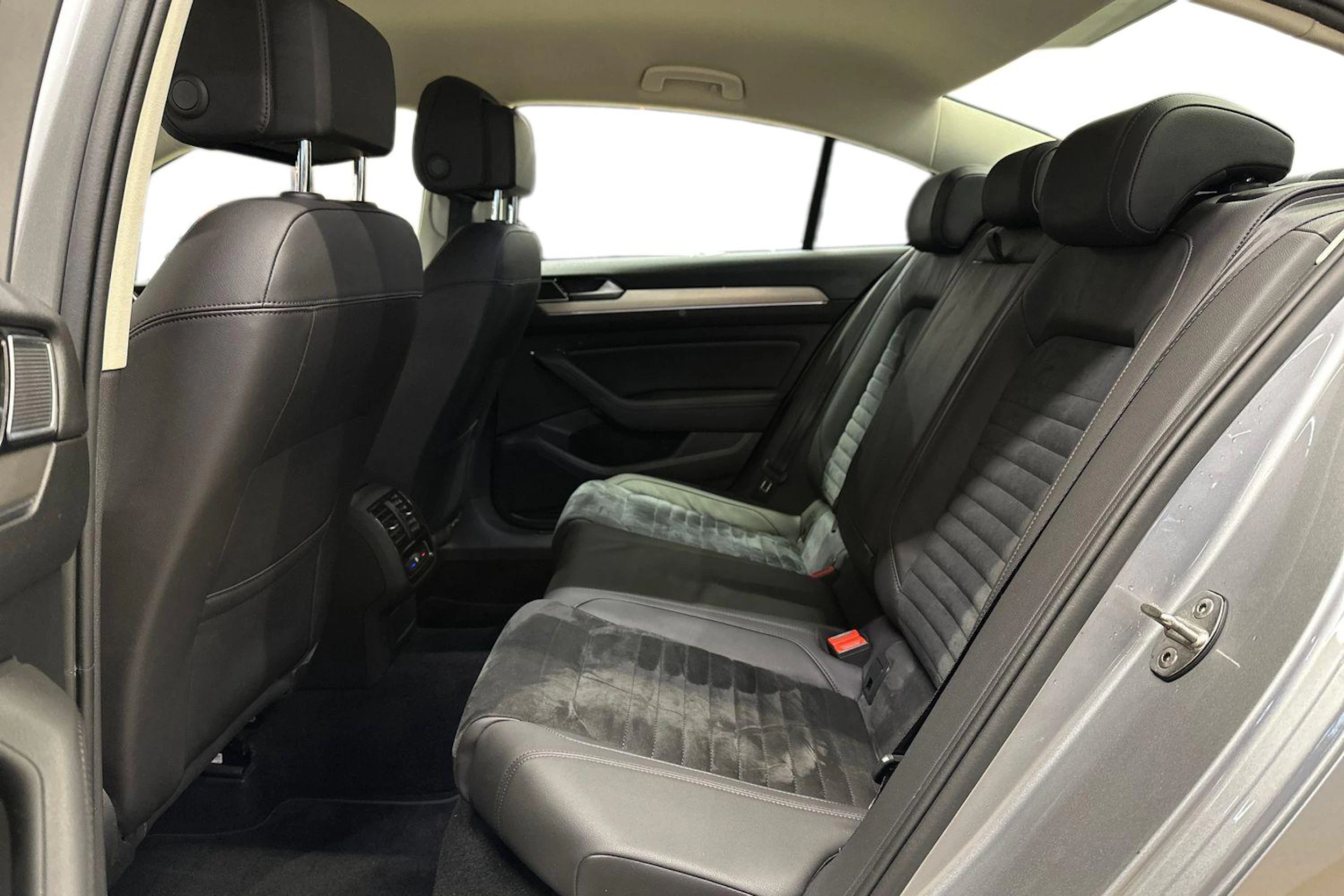 sininen Volkswagen Passat 2019 kuva 8.