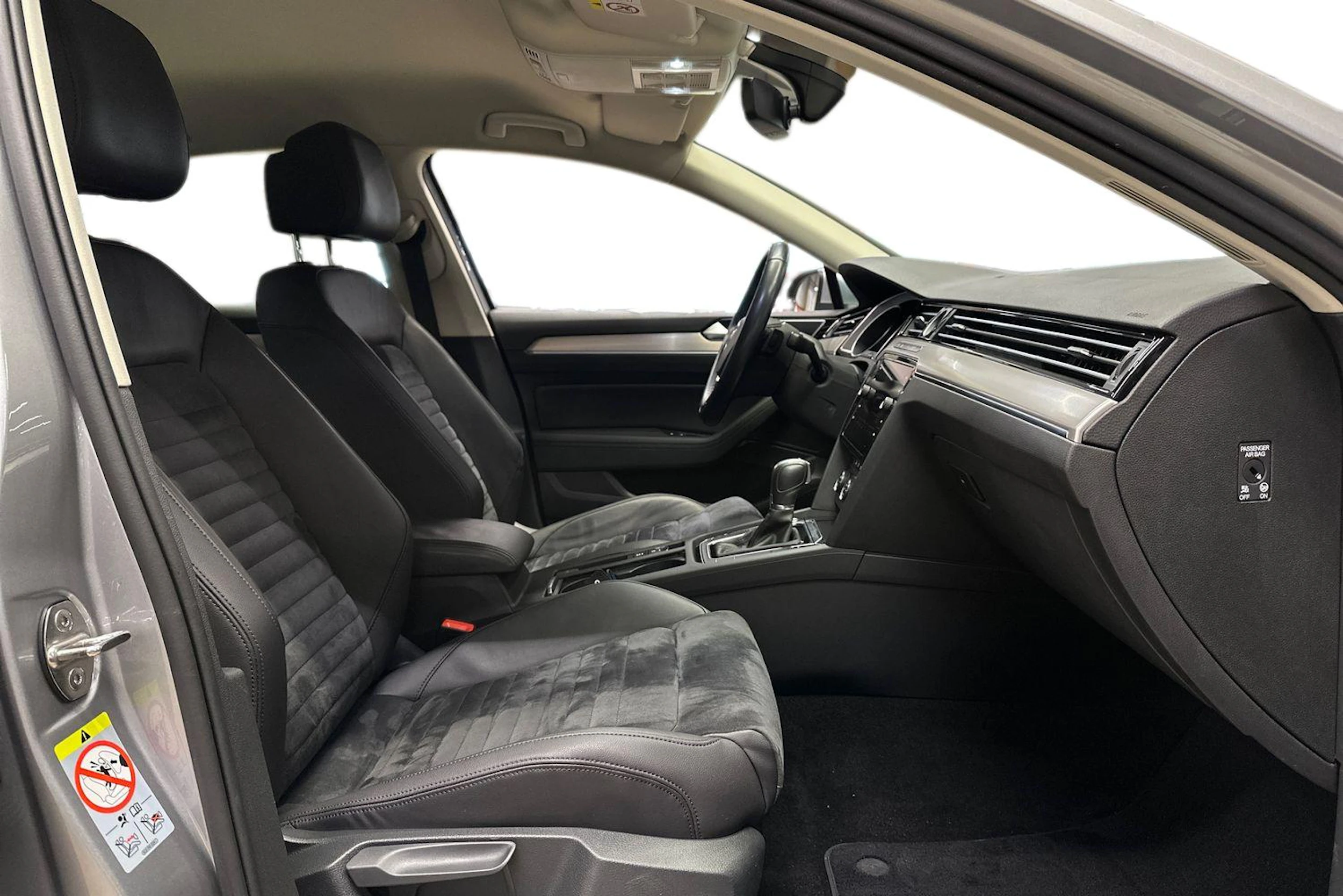 sininen Volkswagen Passat 2019 kuva 9.