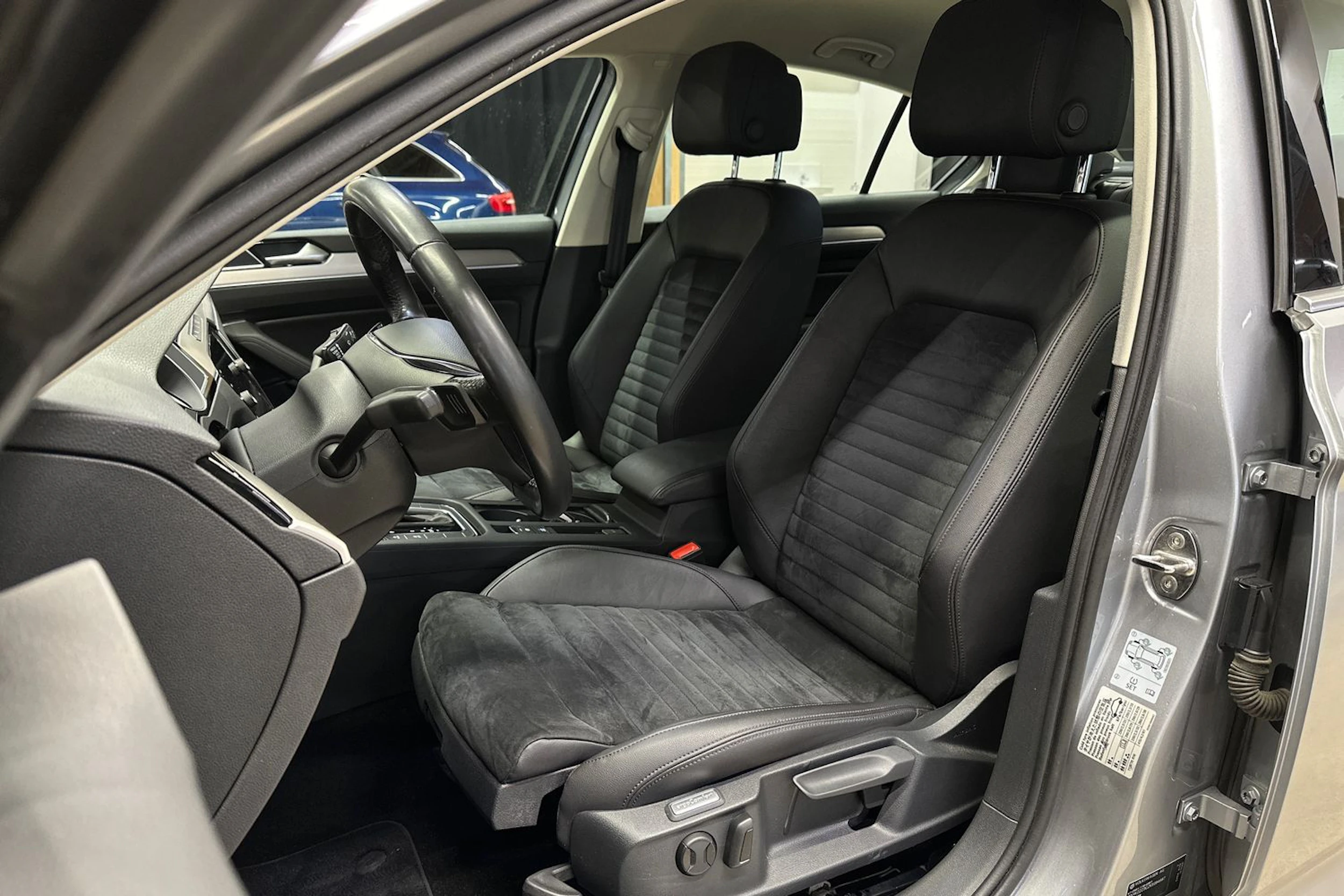 sininen Volkswagen Passat 2019 kuva 11.